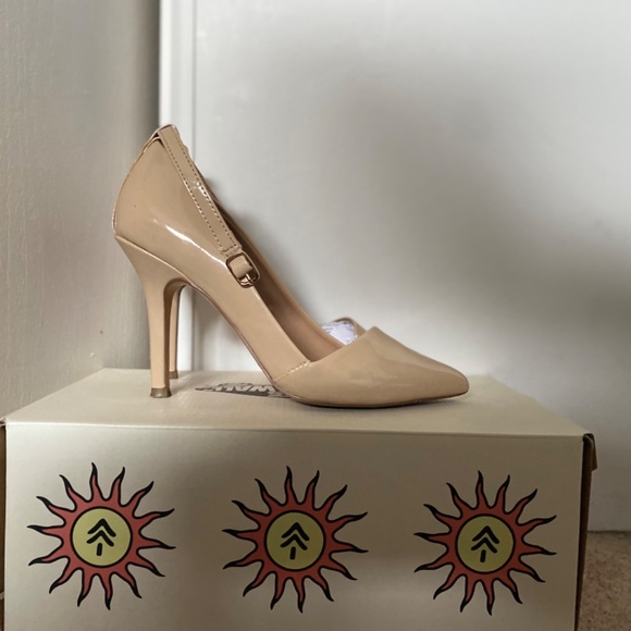 Shoes and boots - Picture 9 of 16